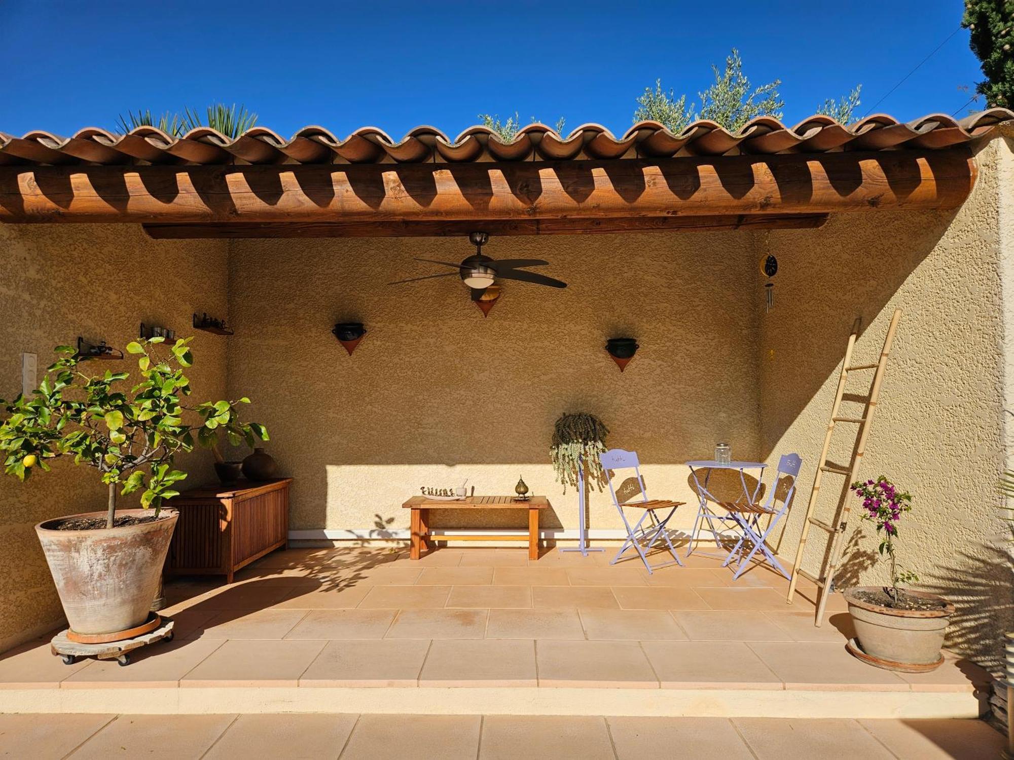 Au Pied Du Massif Des Costes Villa Pelissanne ภายนอก รูปภาพ